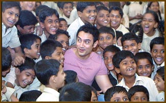 Aamir Khan poses with the students of St Anne's High School