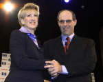 Carly Fiorina (L), chairman and CEO of HP, shakes hands with Michael Capellas, chairman and CEO of Compaq. Photo: Reuters/Peter Morgan