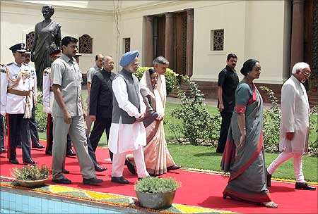Vice President Mohammad Hamid Ansari and Lok Sabha speaker Meira Kumar, followed by Parliamentary Affairs Minister Pawan Kumar Bansal, President Pratibha Patil and Prime Minister Manmohan Singh arrive at Parliament.