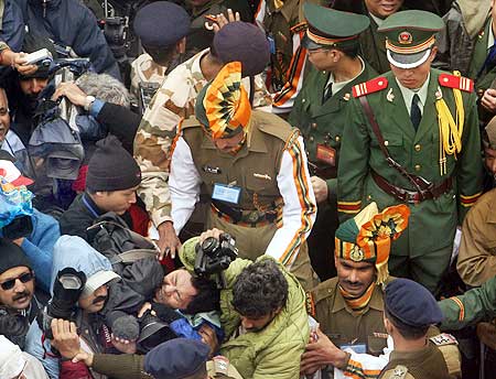 Indian press scramble towards China's border during the opening of trade between India and China