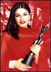 Raveena Tandon with the Filmfare Critics' Award for her performance in Aks