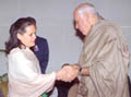 Sonia Gandhi greeting Farooq Abdullah