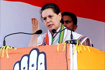 Sonia rolls out food security measure in Delhi