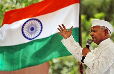 Hazare thanks Rahul for Lokpal commitment; fast enters day 8