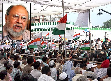 'Hazare's simplicity draws masses to him'
