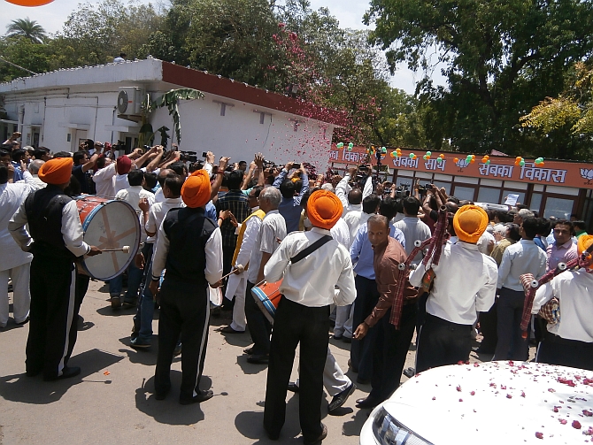 A band welcomes Narendra Modi as he arrives at the BJP HQ.