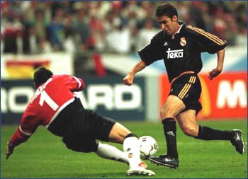 Raul of Real Madrid rounds goalkeeper Canizares of Valencia