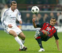 A.C. Milan striker Brazilian Rivaldo (R) is challenged by Real Madrid Zinedine Zidane of France
