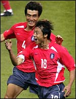 Hwang Sun-hong (R) celebrates his goal with team mate Choi Jin-cheul 