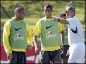 Scolari directs Rivaldo and Ronaldo during training