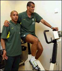 Rivaldo and team mate Roberto Carlos exercise.