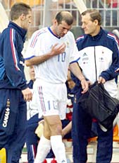 Zidane leaves the field after suffering a thigh injury against South Korea