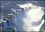 Iguacu river
becomes the majestic Iguacu falls