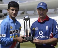 Sourav Ganguly and Nasser Hussain with the NatWest Trophy 