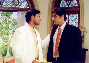 Ajay Devgan and Chandrachud Singh in Dil Kya Kare