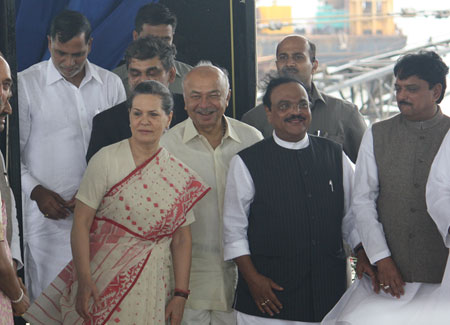 Sonia Gandhi (left), Sushil Kumar Shinde, Chhagan Bhujabal, Vilasrao Deshmukh.