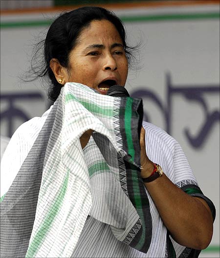 Mamata seeks 'poriborton' in Jharkhand