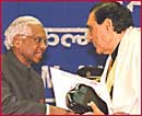 B R Chopra receiving the Dadasaheb Phalke award from President K R Narayanan