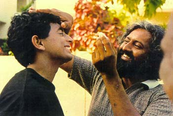 Manoj Shyamalan and Madhu Ambat on the sets of Praying With Anger