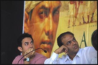 Aamir Khan and 'Lagaan' director Ashutosh Gowariker at the press conference
