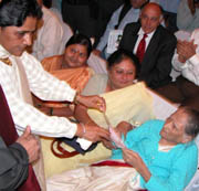 Mayawati handing over the cheque to Vrunda Pusalkar. Photo: Prashant Nadkar