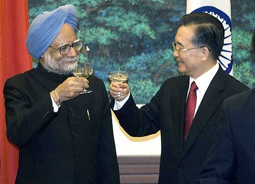 Prime Minister Manmohan Singh and Chinese Premier Wen Jiabao raise a toast. Picture taken in 2008.