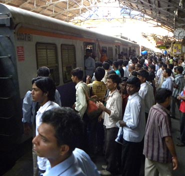 Vijay and others disappear into the Borivali fast train