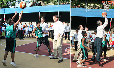 Roemer plays basketball in Nagpada, Mumbai