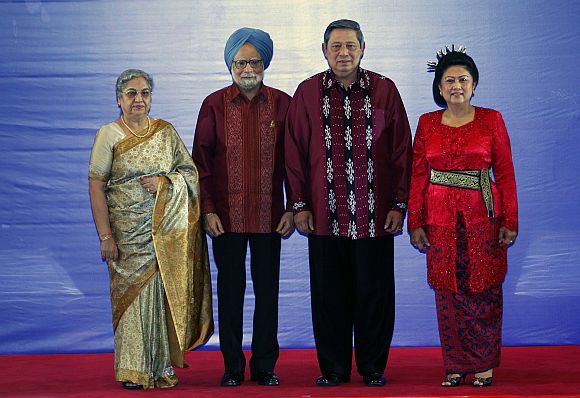 Prime Minister Manmohan Singh and his wife Gursharan Kaur pose for a photo with Indonesia's President Susilo Bambang Yudhoyono and his wife Kristiani Yudhoyono before the East Asia Summit gala dinner in Nusa Dua, Bali, on Friday.