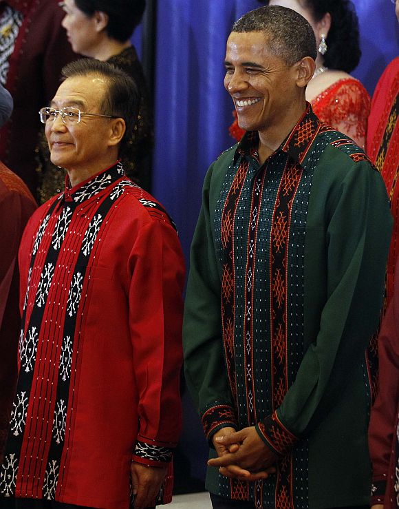 US President Barack Obama poses with Chinese Premier Wen Jiabao before the East Asia Summit gala dinner at Nusa Dua in Bali