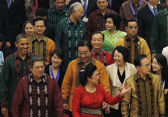 Indonesia's President Susilo Bambang Yudhoyono and his wife Ani Yudhoyono, Korean President Lee Myung-bak; (2nd row, L-R) US President Barack Obama, Japan Prime Minister Dung, Chinese Prime Minister Wen Jiabao, and Laos' Prime Minister Thongsing Thammavong walk during dinner at the East Asia Summit gala dinner in Nusa Dua.