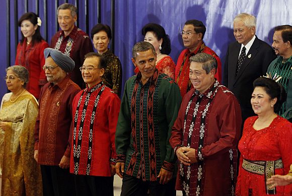 US President Obama, flanked by Chinese Premier Wen Jiabao and Indonesian President Susilo Bambang Yudhoyono, poses with other East Asia Summit leaders before a gala dinner in Bali