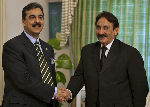Gilani shakes hands with Chief Justice Iftikhar Mohammad Chaudhury