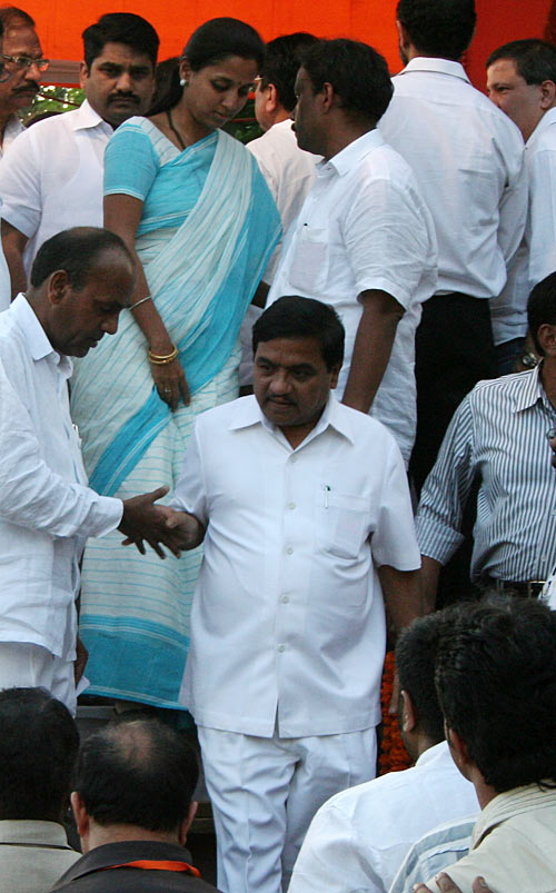 Politicians, actors at Bal Thackeray's funeral