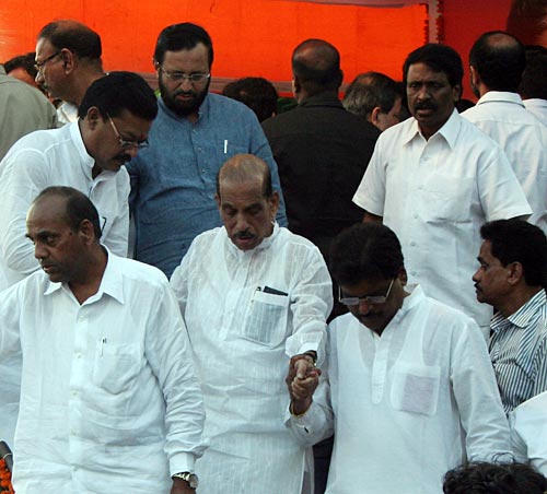 Politicians, actors at Bal Thackeray's funeral