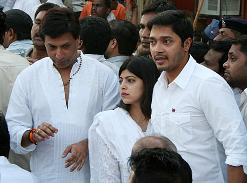 Politicians, actors at Bal Thackeray's funeral