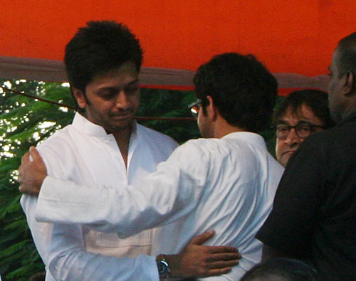 Politicians, actors at Bal Thackeray's funeral