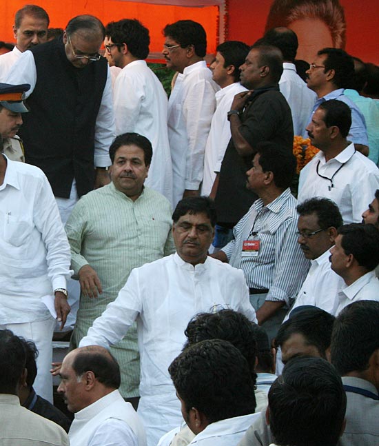 Politicians, actors at Bal Thackeray's funeral