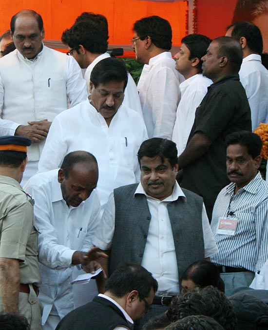 BJP president Nitin Gadkari and Maharashtra CM Prithviraj Chavan at Shivaji Park on Sunday