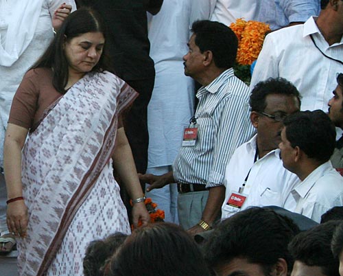BJP leader Maneka Gandhi steps down after paying her last respects to Bal Thackeray on Sunday