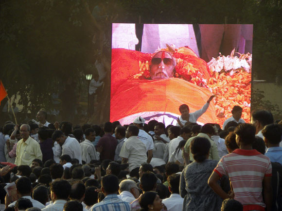 Sainiks strive for FINAL glimpse of 'Balasaheb'