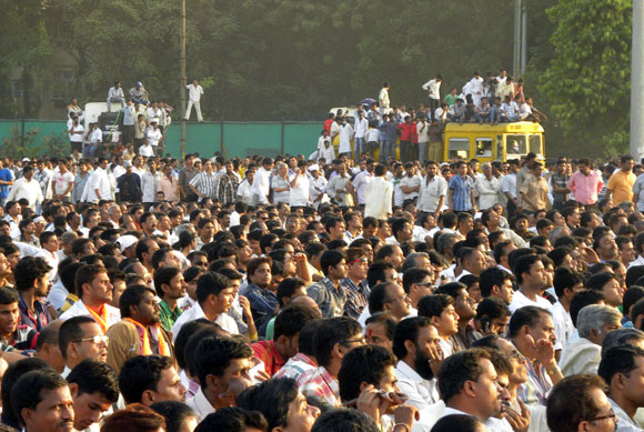 Sainiks strive for final glimpse of 'Balasaheb'