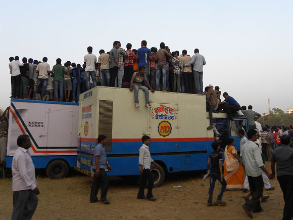 Sainiks strive for final glimpse of 'Balasaheb'