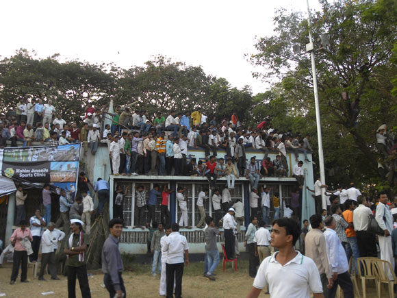 Sainiks strive for final glimpse of 'Balasaheb'