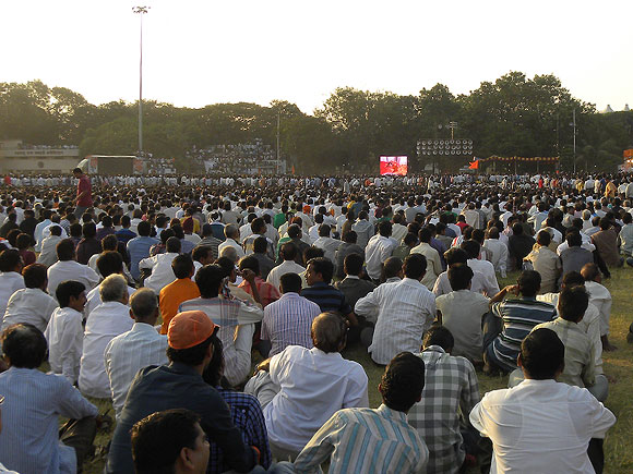 Sainiks strive for final glimpse of 'Balasaheb'