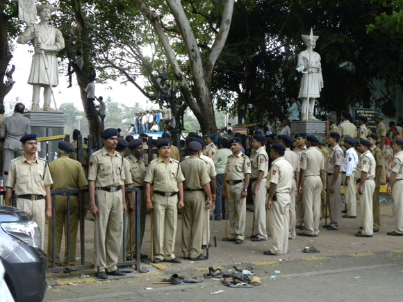 Sainiks strive for final glimpse of 'Balasaheb'
