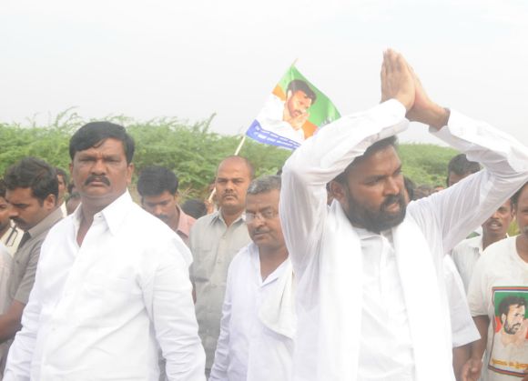 BSR Congress chief Sriramulu campaigns in Bellary