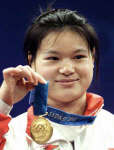 Chen Xiaomin shows off her medal