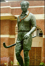 A statue of the maestro