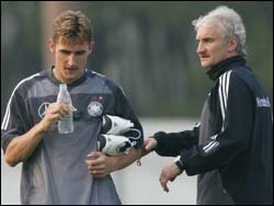 Rudi Voeller (R) talks to forwarder Miroslav Klose.